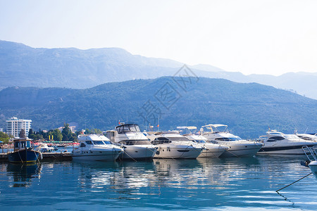 游艇停泊亚得里亚海,巴德瓦,黑山图片