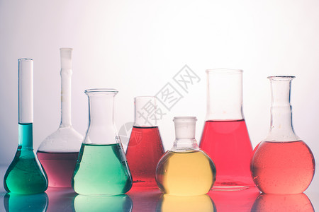 实验室璃彩虹色液体,化学静物背景图片