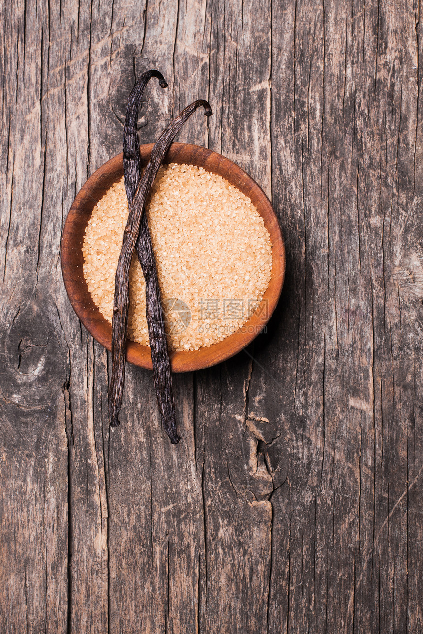 香草糖木碗里的乡村背景红糖上两个香草豆荚香草糖图片