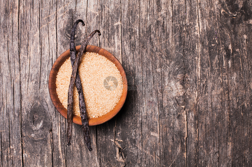 香草糖木碗里的乡村背景红糖上两个香草豆荚香草糖图片