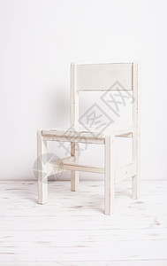 张白色的乡村椅子站间空荡荡的房间里,浅色的木制镶木地板上白色的老式椅子背景图片