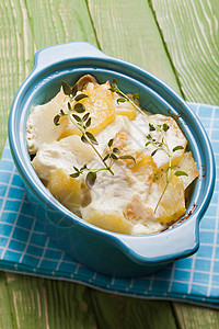 烤土豆砂锅与奶油酱与百里香,格林多福伊诺高清图片