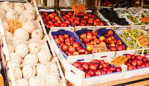 新鲜水果油桃,黑白葡萄,市场上的白瓜背景图片