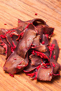 木板上胡椒粉的猪肉干巴斯特玛猪肉干肉高清图片