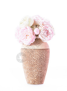 粉红色白色盛开的玫瑰,白色的花瓶中分离白色的背景上花瓶里盛开的玫瑰图片