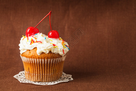 个小馅饼的特写,樱桃棕色的背景上美味的小蛋糕樱桃图片