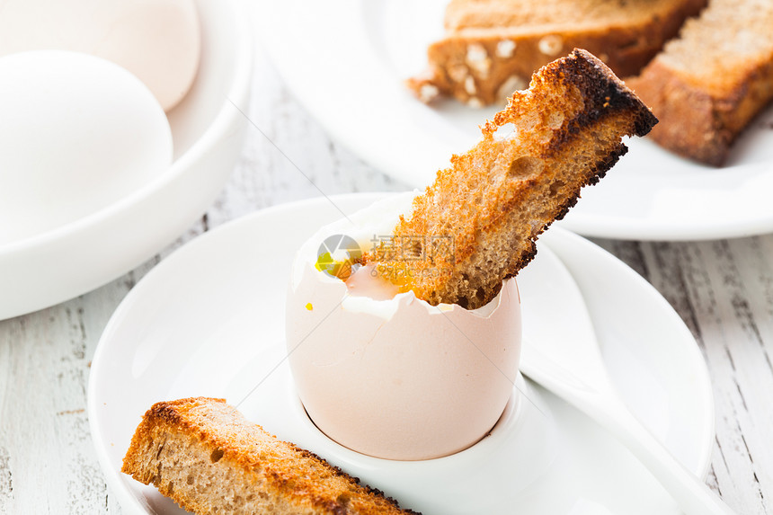 软煮鸡蛋个鸡蛋杯与烤包软煮蛋图片