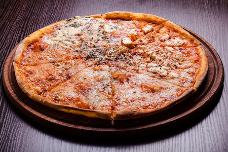 比萨饼四个奶酪靠近盘子披萨四块奶酪高清图片