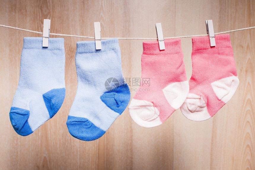 小女孩男孩的袜子附绳子上绳子上的婴儿袜子图片