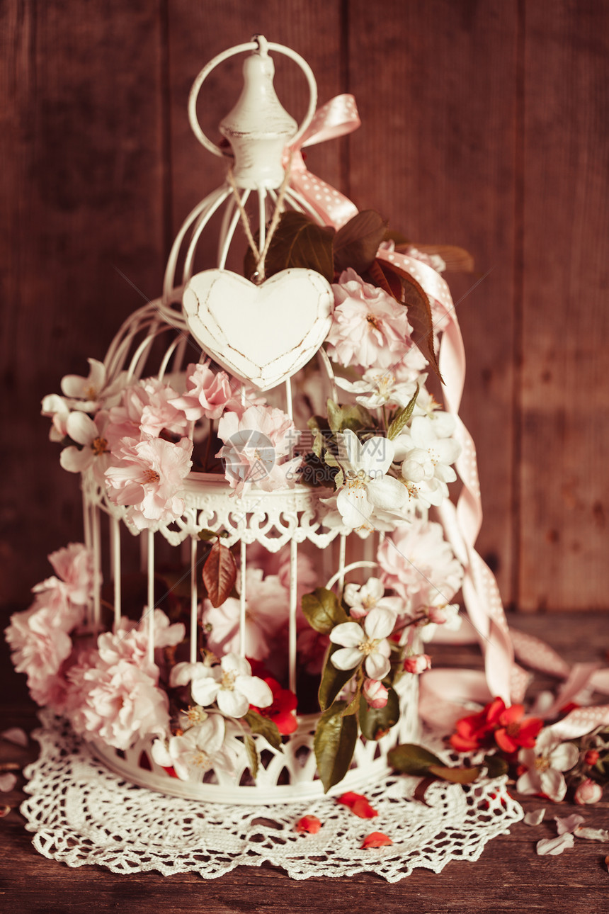 鸟笼,木心,樱花苹果花婚礼装饰与粉红色丝带与木心的鸟笼图片