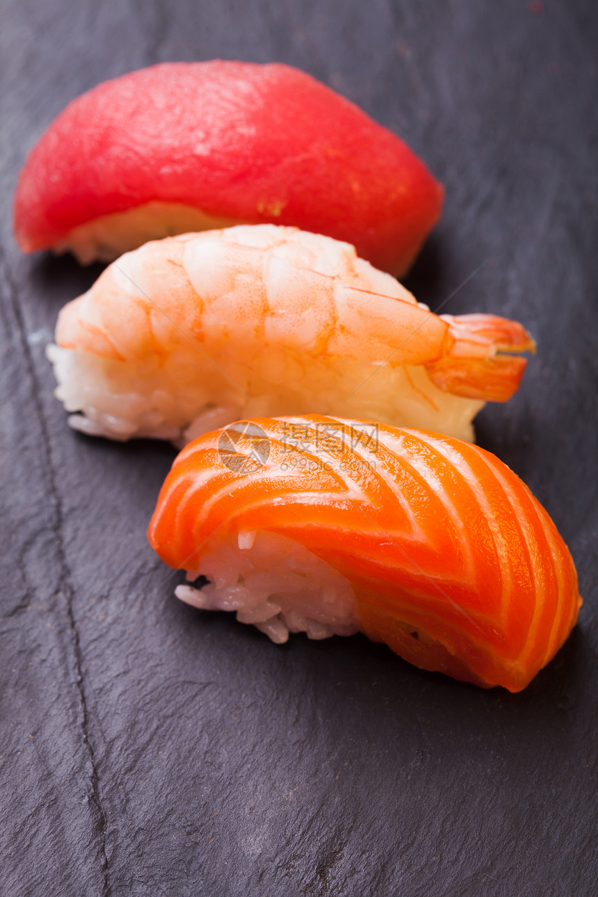 特写套树寿司与鲑鱼,金鱼虾黑色背景图片