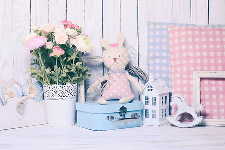 小粉红色花小玩具屋,小马,玩具兔子,枕头孩子们的房间木制背景背景