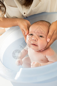 皇母娘娘沐浴处可爱的新生婴儿由母亲洗澡背景