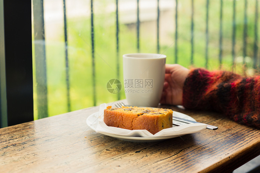 片蛋糕杯茶,女人的手放窗边图片