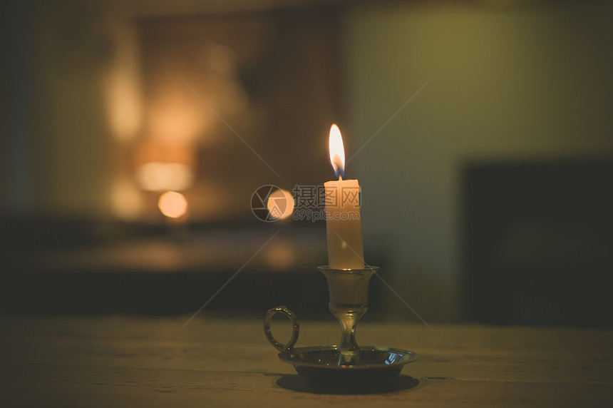 餐厅桌子上点燃的蜡烛图片