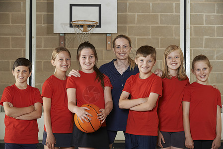 小学篮球队与教练的肖像背景图片