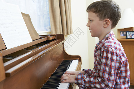 小男孩家弹钢琴图片