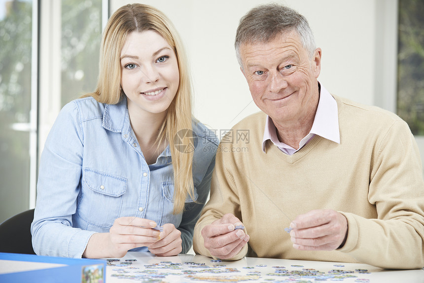 十几岁的孙女帮助祖父拼图图片