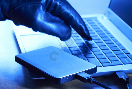 网络犯罪将数据下载便携式硬盘上图片