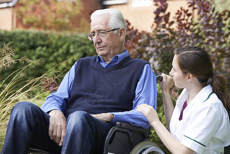 护士安慰坐轮椅的老人图片