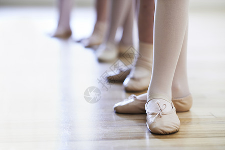 儿童芭蕾舞蹈课上闭上双脚图片