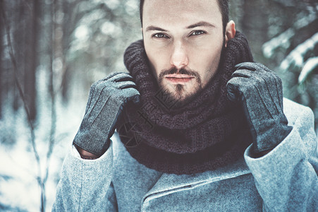 穿着外套围巾的帅哥的户外肖像休闲冬季时尚森林高清图片素材