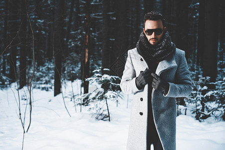 穿着外套围巾的帅哥的户外肖像休闲冬季时尚男的高清图片素材