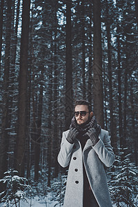 穿着外套围巾的帅哥的户外肖像休闲冬季时尚发型高清图片素材