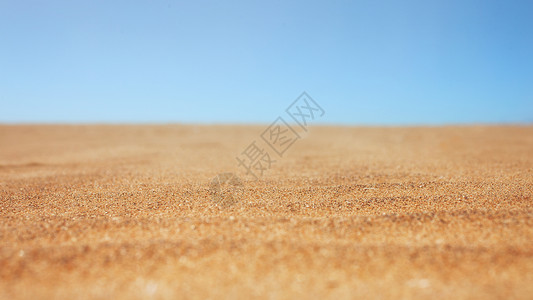 背景与干燥的海滩沙子清澈的蓝天特写图片