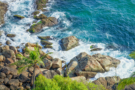 三叉戟岩石海岸清澈的绿松石海印度背景