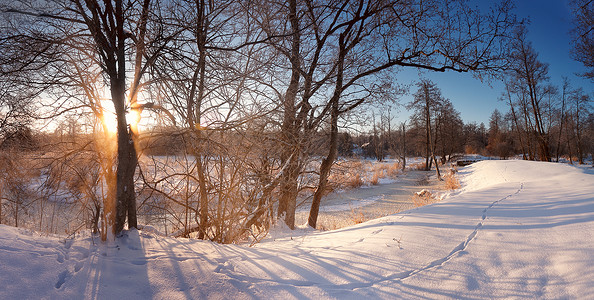 白俄罗斯的冬季日出寒冷的冬天早晨冬天的河流霜高清图片素材