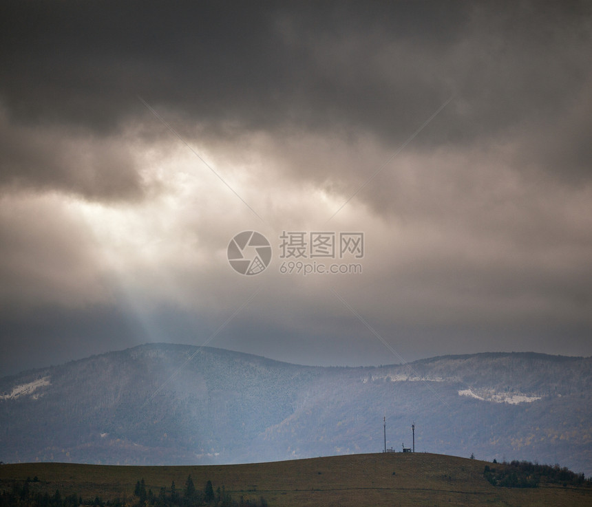 阴云密布的山景十月的雨图片