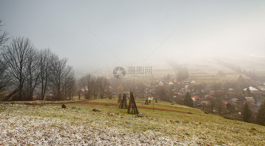 深秋朦胧的早晨个村庄里山里的场雪图片