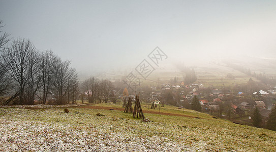 深秋朦胧的早晨个村庄里山里的场雪图片