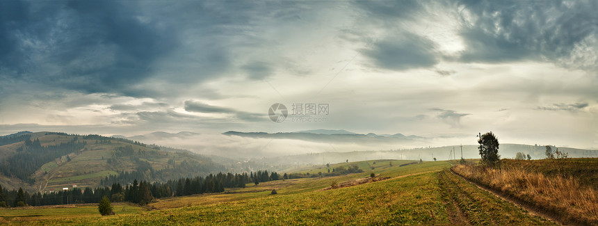 多云的早晨山上山坡上的秋天村庄高山场景图片