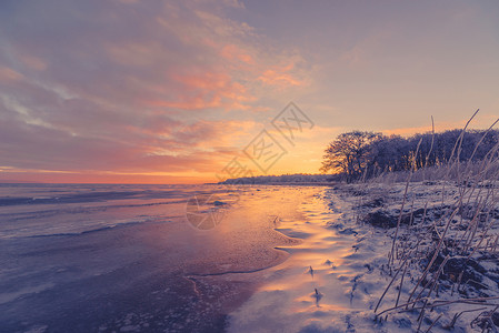 斯堪的纳维亚个冰冻的海岸上美丽的日出高清图片
