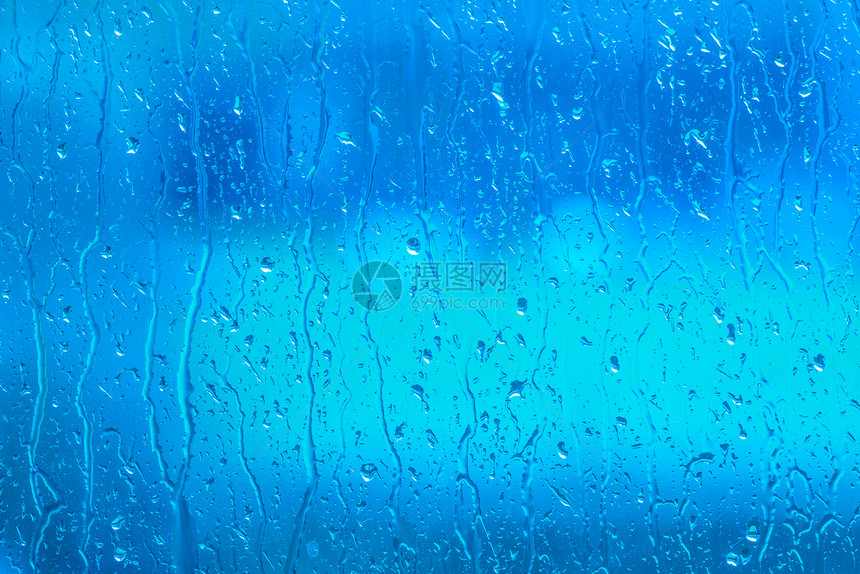 雨天蓝色窗户上的淡水图片