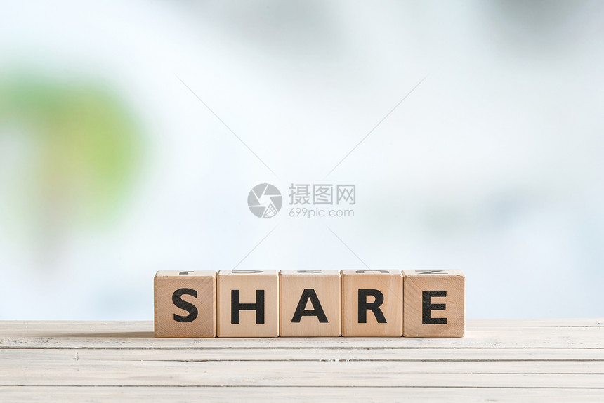 分享木制桌子上由立方体制成的单词图片