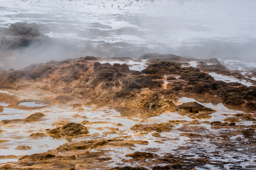 冰岛质的蒸汽的地热表图片