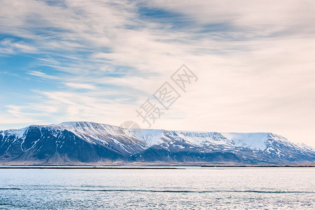 冰岛的海洋里雪的山图片