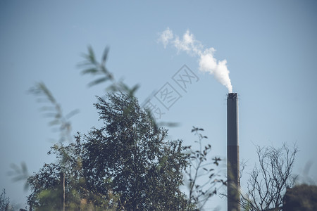工厂烟囱里白色的烟雾图片