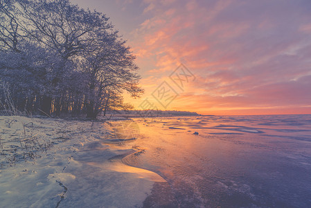 冬天冰湖上的紫罗兰日出图片