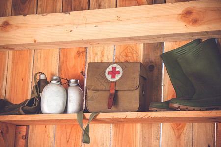 复古医疗设备个旧的木制架子上,靴子水瓶高清图片