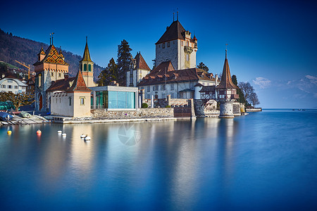 瑞士图恩湖上的奥伯霍芬城堡图片