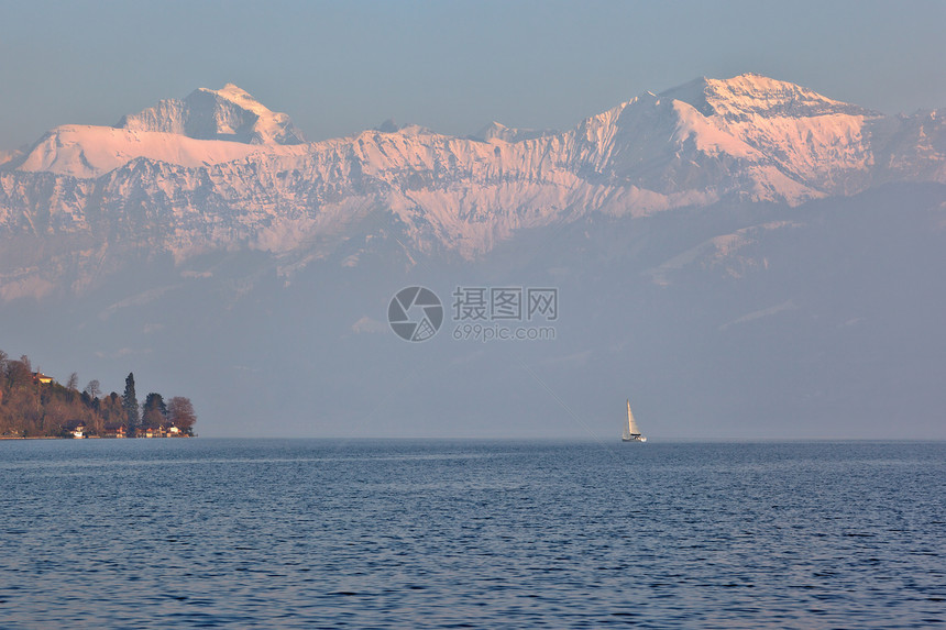 瑞士伯尼斯奥伯兰湖上的帆船图片