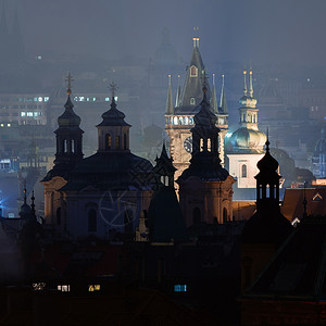 布拉格塔的夜景图片