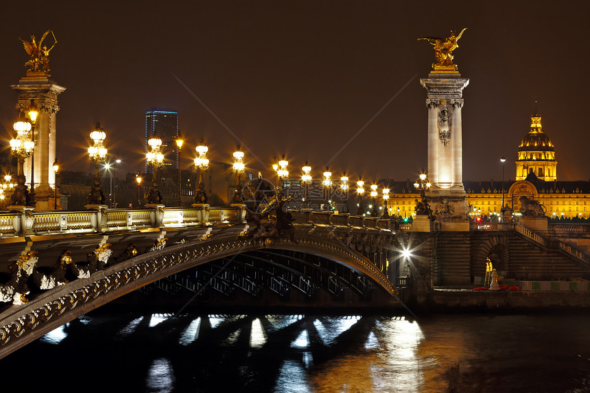亚历山大三世桥横跨塞纳河巴黎,法国夜间图片