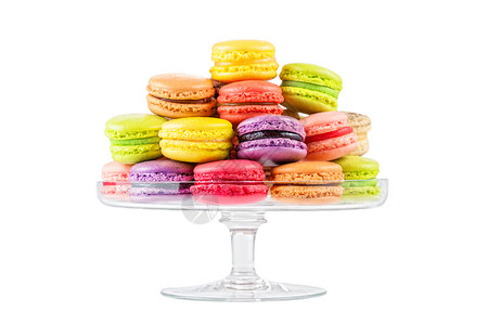 传统的法国彩色马卡龙个璃蛋糕站白色的背景图片