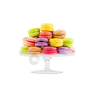 传统的法国彩色马卡龙个璃蛋糕站白色的背景图片