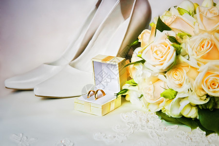结婚戒指盒子里,花来自玫瑰高跟鞋图片